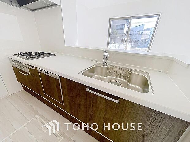 「キッチン」大型の冷蔵庫やレンジボードもしっかり置ける広々としたキッチンスペースが大事。ゆとりある空間で作業ができるとお料理の腕も日に日に上がりそうな気がしてきます。