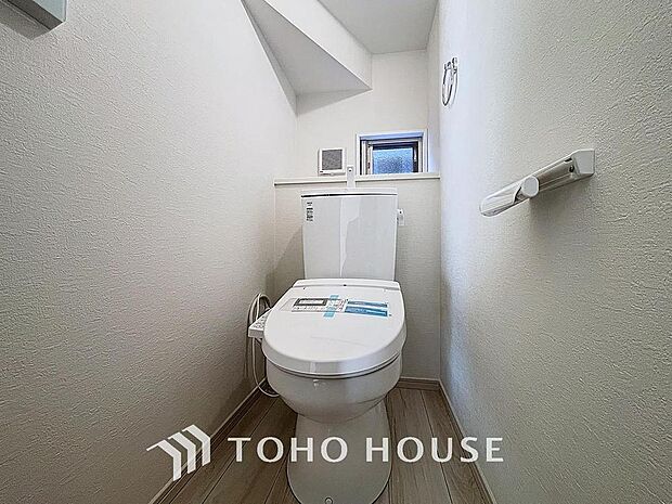 「温水洗浄便座付きトイレ」トイレは快適な温水洗浄便座付です。清潔感のあるホワイトで統一しました。いつも清潔な空間であって頂けるよう配慮された造りです。