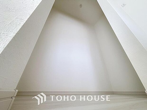 「キッチン・パントリー収納」キッチン横にはパントリー収納を設置。効果的な日常備蓄ができ、日々の収納だけでなく、防災面での備えとしても有効活用できます。