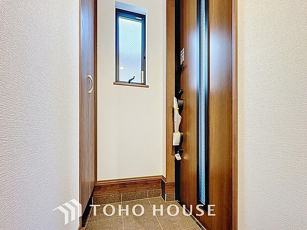 「玄関」清潔印象の玄関です。スペースを無駄なく活用し、使いやすいシューズボックスを設置しております。