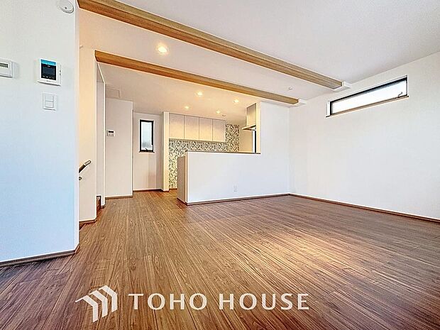 「家族団欒の寛ぎ空間」家族の会話や笑顔が行き交うリビングで、大きなソファやダイニングテーブルでゆったり食事をしたりくつろぎたい。そんな夢が叶えられる空間です。