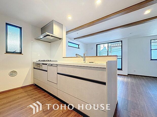 「家事時短の叶うキッチン◎」効率よくお料理ができる3口コンロ・食洗機・出し入れしやすいスライド収納を完備したシステムキッチン。確かな機能性を実感頂けます。