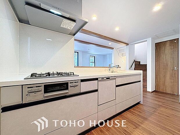 「対面キッチン」キッチンスペースは、ゆとりの広さを確保。開放的な対面式キッチンなので、ご家族との会話を楽しうことはもちろん、お子様を見守りながら家事時間を進められます。