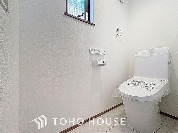 「温水洗浄便座付きトイレ」トイレは快適な温水洗浄便座付です。清潔感のあるホワイトで統一しました。いつも清潔な空間であって頂けるよう配慮された造りです。