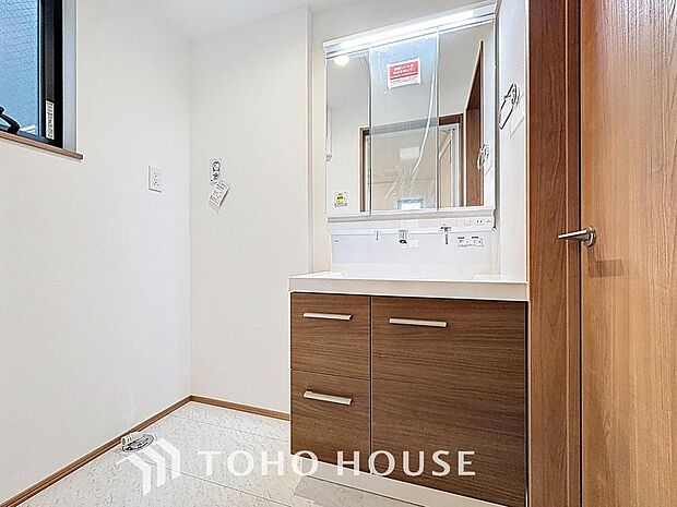 「窓あり×洗面所」湿気の多くなりやすい洗面所も、窓があることで換気が可能なので気持ちよくお使い頂けます。