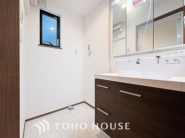 「洗面台」大きな鏡で朝の準備もばっちり。収納も多く、洗剤など日用品の保管にも便利です。