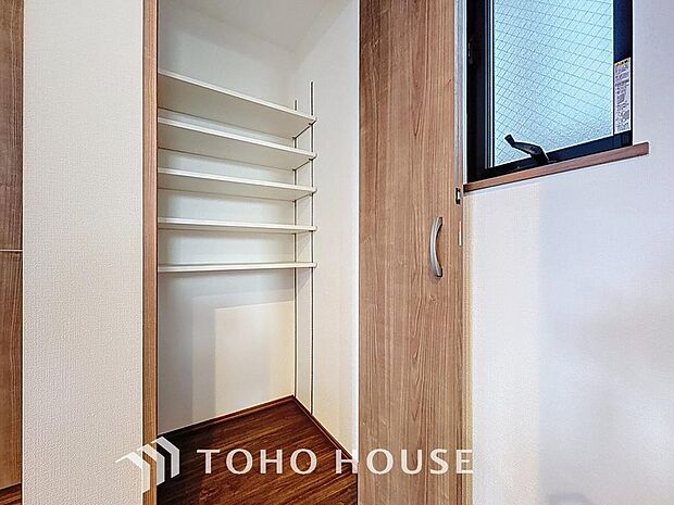 「キッチン・パントリー収納」キッチン横にはパントリー収納を設置。効果的な日常備蓄ができ、日々の収納だけでなく、防災面での備えとしても有効活用できます。