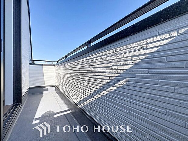 「バルコニー」都市型生活をより快適にコーディネートするかのように、周りの情景とマッチしたバルコニー。住まうご家族の心地よさを最優先したバルコニーでは様々な時間を楽しめます。