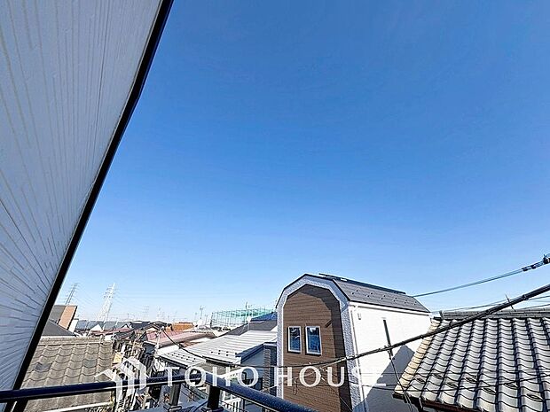 「穏やかな街並みの眺望」穏やかな街並みを一望しながら、爽やかな風と柔らかく降り注ぐ陽光を感じて頂けます。心地良い開放感が暮らしにゆとりと充足感をもたらします。