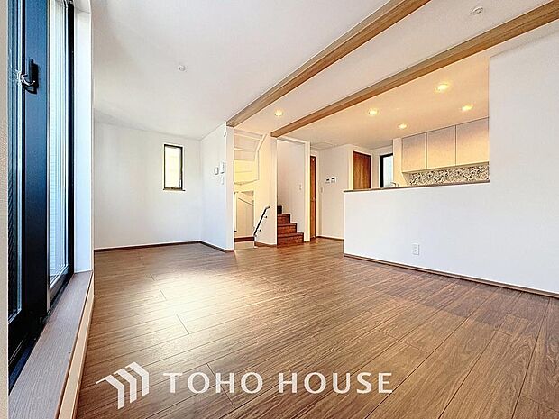 「リビングダイニング」柔らかな色合いが優しい雰囲気のお部屋は、格別の居心地の良さを感じて頂けます。採光窓から零れる陽光に癒されてください。