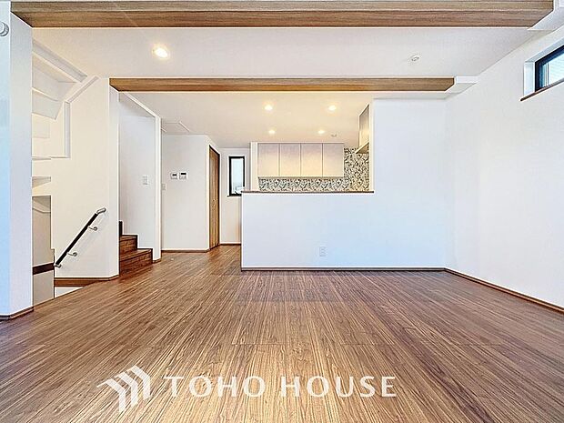 「穏やかな時が流れる癒しの空間」穏やかな光が明るくリビングルームを包みます。心地よい空間が、ご家族のかけがえのない時間に優しく寄り添います。