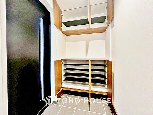 「玄関」スペースを無駄なく活用し、使いやすいシューズボックスを設置しております。