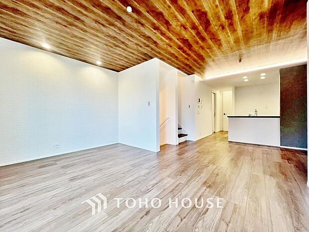 「約17帖のゆとりあるＬＤＫ。」ＬＤＫでは家族が集まり一緒の時間を過ごせる工夫がされております。何気ない一日の当たり前のひとコマがいつか一生の宝物になります。