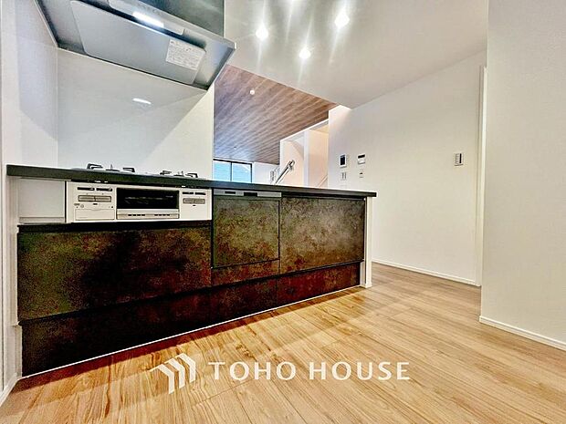 「家事ラク・食洗機搭載キッチン。」優しい温もりを醸し出すカウンターキッチンは料理の為の配慮を散りばめられた仕様です。家事をしながらリビングの様子を見守れる安心感もあります。