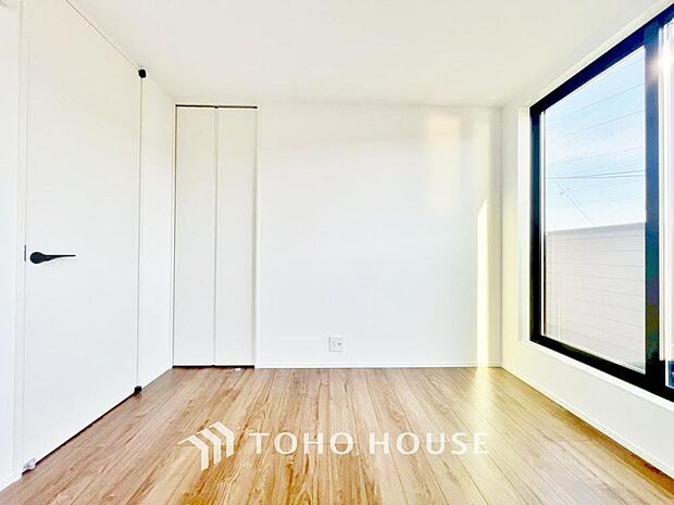 「バルコニーに面した居室。」バルコニーに面しており、いつでも心地良い風と柔らかな陽光が感じられる居室です。