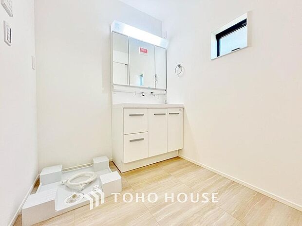 「シャワー機能付き洗面台」白を基調とし、機能的でスッキリとした印象の洗面台になっています。