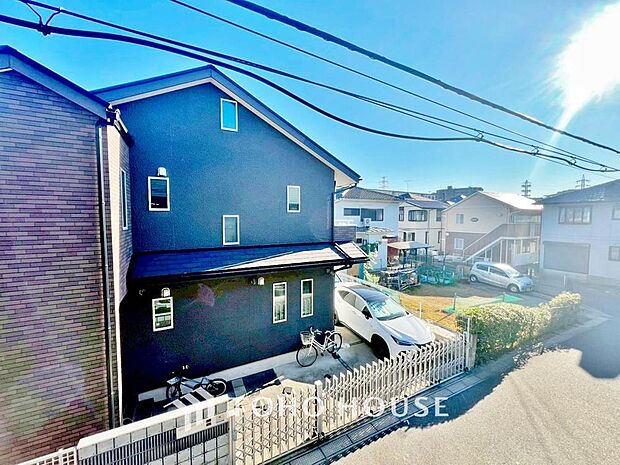 「穏やかな街並みの眺望」穏やかな街並みを一望しながら、爽やかな風と柔らかく降り注ぐ陽光を感じて頂けます。心地良い開放感が暮らしにゆとりと充足感をもたらします。