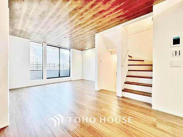 「コミュニケーションツールにもなるリビン階段。」コミュニケーションも取りやすく、家族を身近に感じることのできるリビング階段を採用しています。