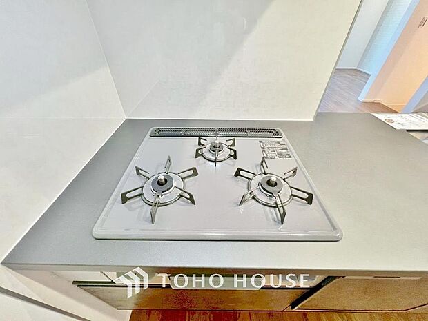 見た目に美しく使いやすさにも優れ、吹きこぼれ等のお掃除も簡単。3口コンロで忙しくても同時に調理ができるので便利ですね。