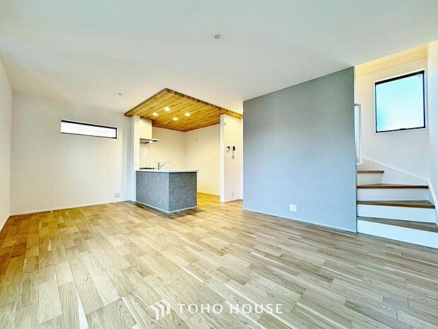 「約15帖のLDK。」朝は爽やかな日差しを浴びながら、家族みんなでおいしい朝食。昼下がりには読書やお昼寝でもしながらのんびりと過ごすひと時。家族が集まる空間を、一番明るい空間に。