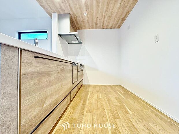 「木の温もり感じるキッチンスペース。」作業スペースを多くとったキッチン。調理がしやすく余裕の広さです。調理器具等がすっきりと片付く収納力を備えています。