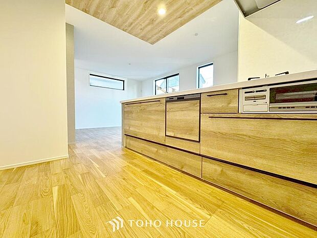 「家事ラク・食洗機搭載キッチン。」大型の冷蔵庫やレンジボードもしっかり置ける広々としたキッチンスペースが大事。ゆとりある空間で作業ができるとお料理の腕も日に日に上がりそうな気がしてきます。