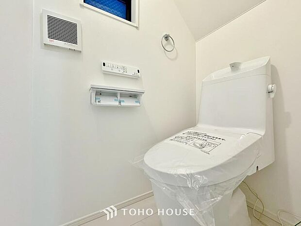 「温水洗浄便座付きトイレ」トイレは快適な温水洗浄便座付です。清潔感のあるホワイトで統一しました。いつも清潔な空間であって頂けるよう配慮された造りです。