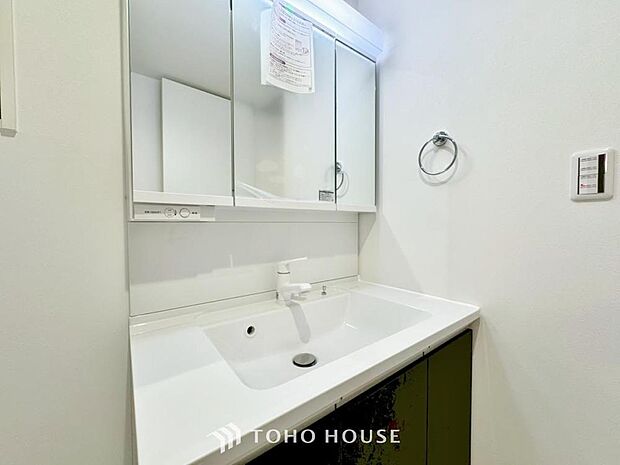 「シャワー機能付き洗面台。」身だしなみを整えやすい事はもちろんですが、鏡の後ろに収納スペースを設ける事により、散らかりやすい洗面スペースをすっきりさせる事が出来るのも嬉しいですね。