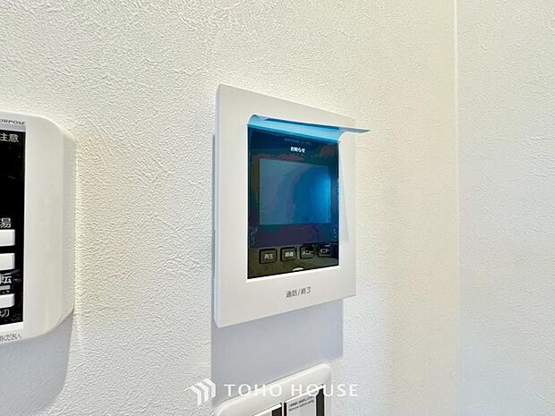 「見える安心」をカタチにしました。誰が来てもわかる様にモニター付きインターホンを設置。家事導線を考慮した個所に設置し、防犯性と利便性に優れ快適と安らぎを合わせた優しい設計。