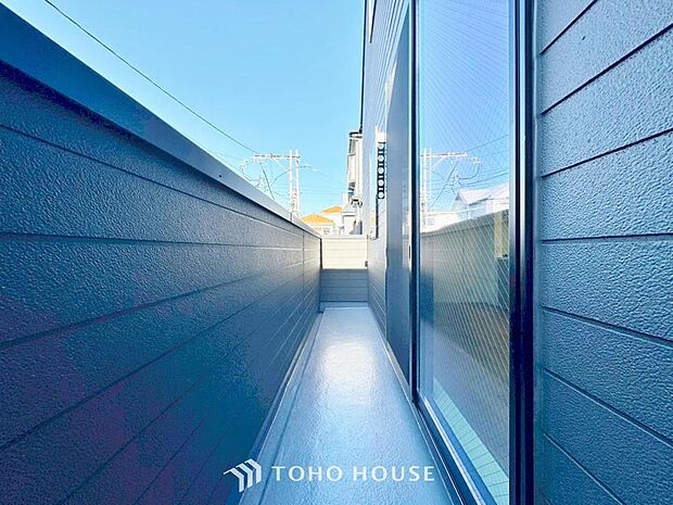 「2階と3階にバルコニーを設置。」2カ所ににバルコニーがあるので、洗濯物を干すスペースには困りません。