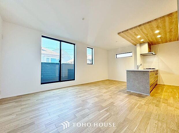 「バルコニーに面したリビング。」居心地の良いリビングダイニングには自然と家族みんなが集まってきます。明るく穏やかな空気のなかで飲んだり、食べたり、笑ったり。