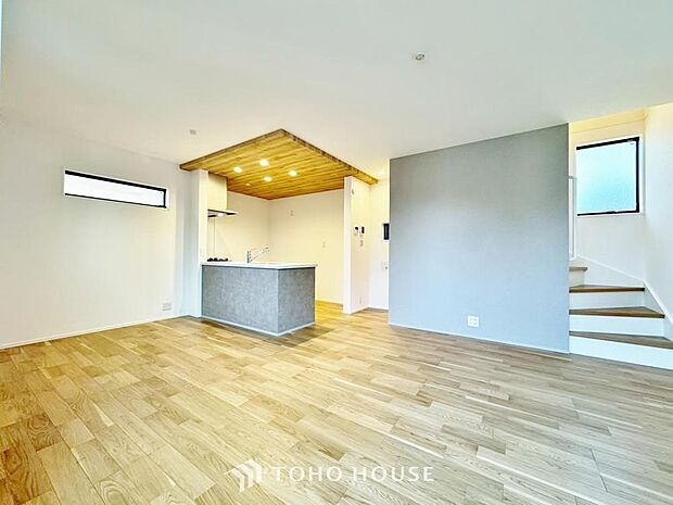 「コミュニケーションツールを育むリビング階段。」コミュニケーションも取りやすく、家族を身近に感じることのできるリビング階段を採用しています。