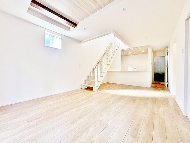 「穏やかな時が流れる癒しの空間」穏やかな光が明るくリビングルームを包みます。心地よい空間が、ご家族のかけがえのない時間に優しく寄り添います。