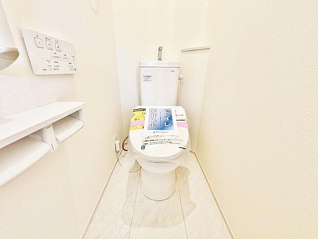 「温水洗浄便座付きトイレ」トイレは快適な温水洗浄便座付です。清潔感のあるホワイトで統一しました。いつも清潔な空間であって頂けるよう配慮された造りです。
