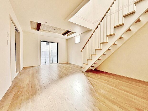 「家事楽プランの間取り。」1階、リビング階に水回りが集結していることで家事導線も確保され、《暮らしやすい》の実現が叶うお家です。