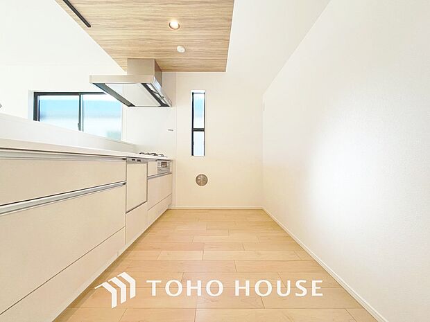 「家事時短の叶うキッチン◎」効率よくお料理ができる3口コンロ・食洗機・出し入れしやすいスライド収納を完備したシステムキッチン。確かな機能性を実感頂けます。