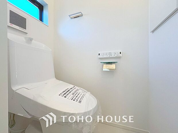 「温水洗浄便座付きトイレ」トイレは快適な温水洗浄便座付です。清潔感のあるホワイトで統一しました。いつも清潔な空間であって頂けるよう配慮された造りです。