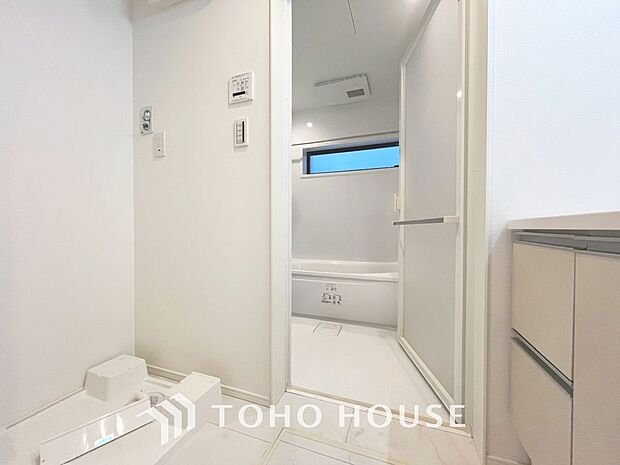 「洗面所」明るく清潔感のある色調で纏められた洗面室は、機能性に富んだ三面鏡と使い勝手の良い収納を完備した洗面台を設置しております。