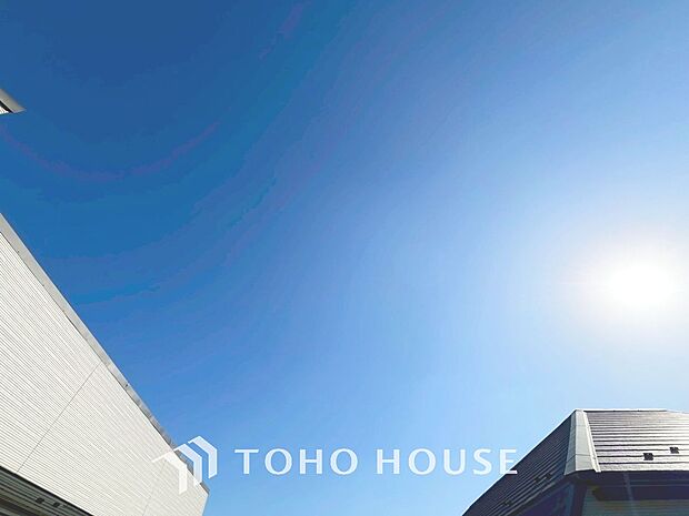 「穏やかな街並みの眺望」穏やかな街並みを一望しながら、爽やかな風と柔らかく降り注ぐ陽光を感じて頂けます。心地良い開放感が暮らしにゆとりと充足感をもたらします。