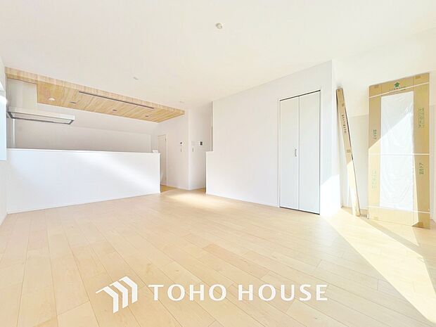 「東南向き。陽当り良好。」大きな窓辺からの日差しが暖かい室内は、自然と住まう人の気分も明るくなり、リビングでの素敵なワンシーンが演出されます。