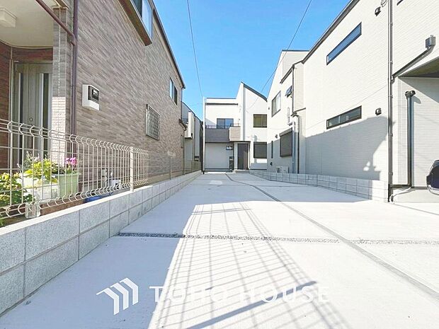 「カースペース2台。」2台分の駐車スペースがあるので、お子様の自転車やバイク置き場にするスペースとしてもご利用いただけます。