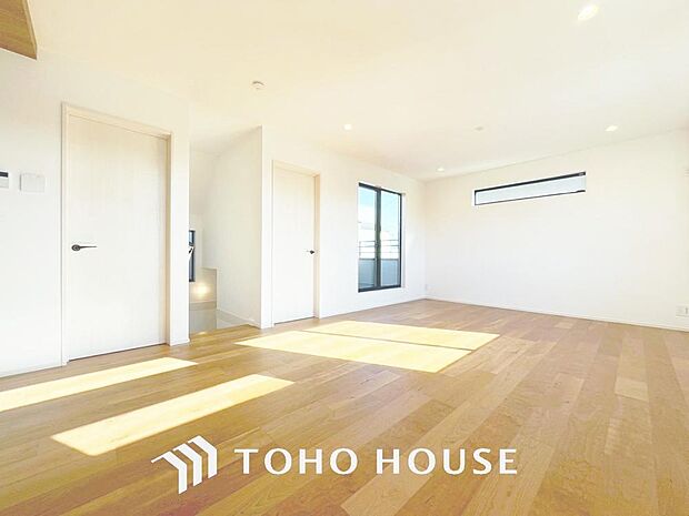 「のんびり過ごせるLDK」柔らかな色合いが優しい雰囲気のお部屋は、格別の居心地の良さを感じて頂けます。採光窓から零れる陽光に癒されてください。