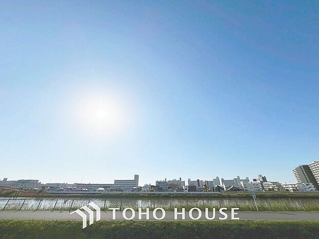 「穏やかな街並みの眺望」穏やかな街並みを一望しながら、爽やかな風と柔らかく降り注ぐ陽光を感じて頂けます。心地良い開放感が暮らしにゆとりと充足感をもたらします。