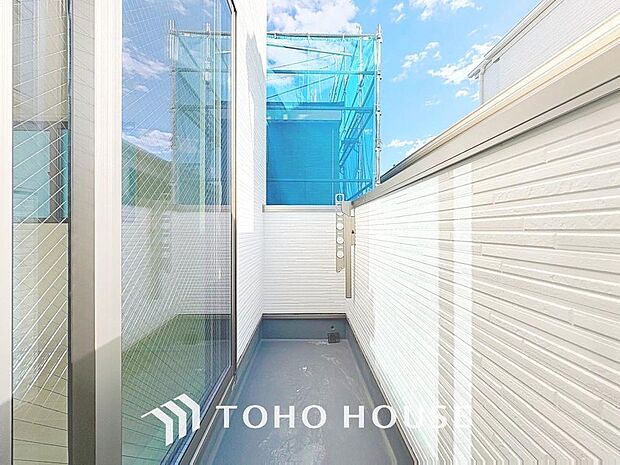 「開放感感じるバルコニー」頬をなでる優しい風を感じることが出来るバルコニー。つい深呼吸をしたくなる気持ちの良い眺望はこのお部屋の自慢です。