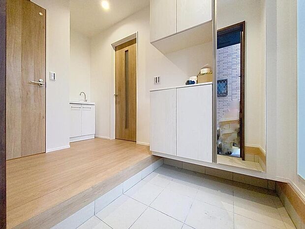 「姿見ミラーのある玄関」お出かけ前に身だしなみチェックのできる姿見ミラー付きです。