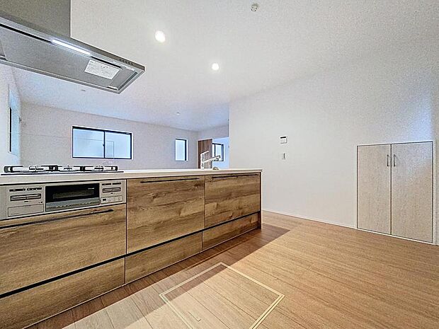 「木の温もり感じるシステムキッチン。」「いつも綺麗にしておきたくなるキッチン」に仕上がっています。