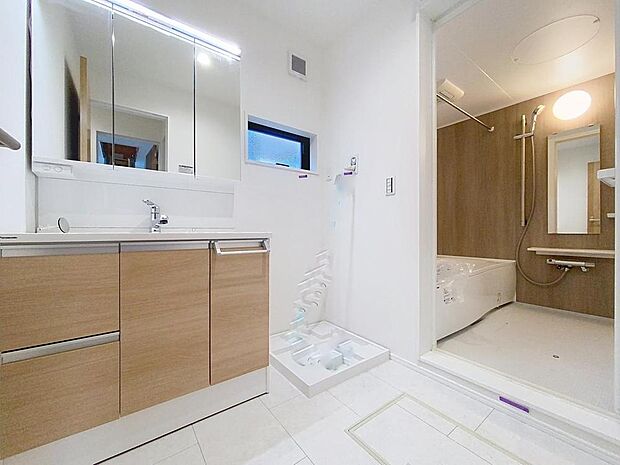 「洗面室」毎日の身だしなみチェックに欠かせない洗面室は、清潔感ある空間です。