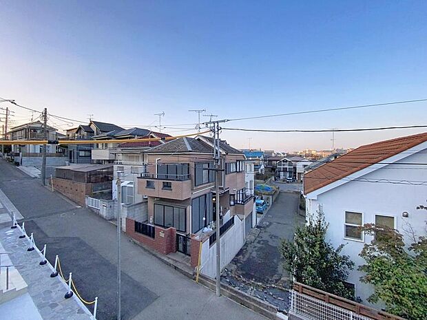 「穏やかな街並みの眺望」穏やかな街並みを一望しながら、爽やかな風と柔らかく降り注ぐ陽光を感じて頂けます。心地良い開放感が暮らしにゆとりと充足感をもたらします。