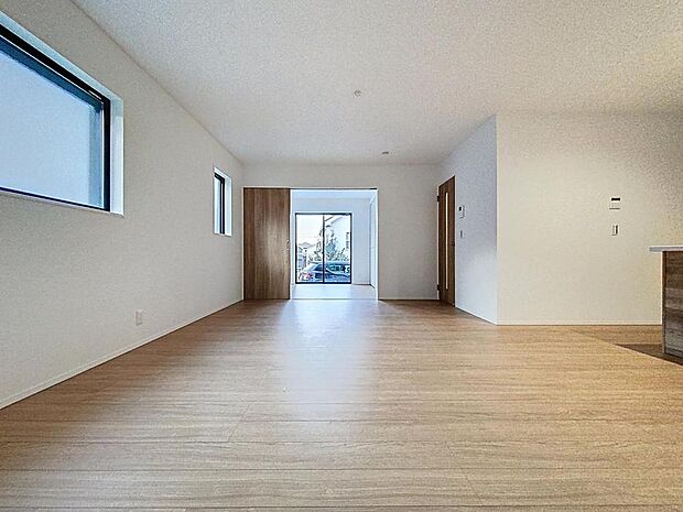 「木の温もり感じる心地良い内装。」居心地の良いリビングダイニングには自然と家族みんなが集まってきます。