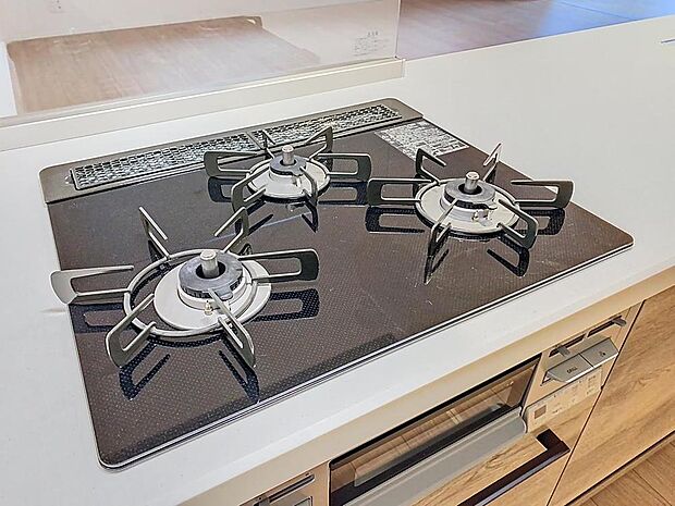 毎日料理をする、料理が好き、家族が多くて量を作る必要がある、等の方々にとっては必須の3口コンロ。同時進行で効率アップはもちろん鍋を移動する回数が減り、無駄な動きを軽減することが出来ます。